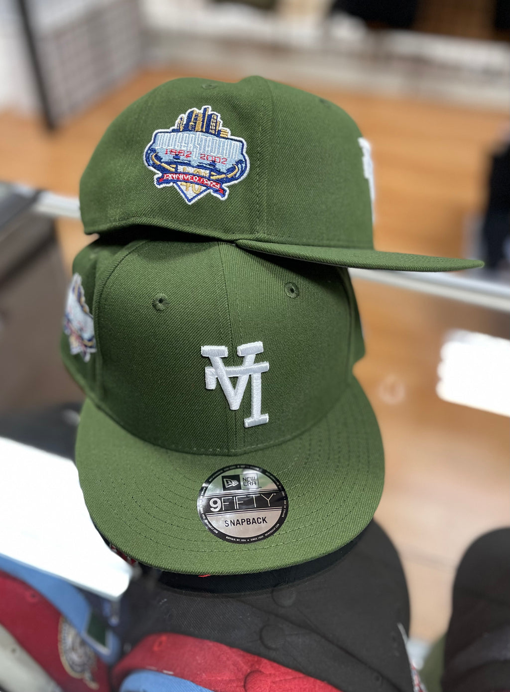 Upside down LA snapback olive