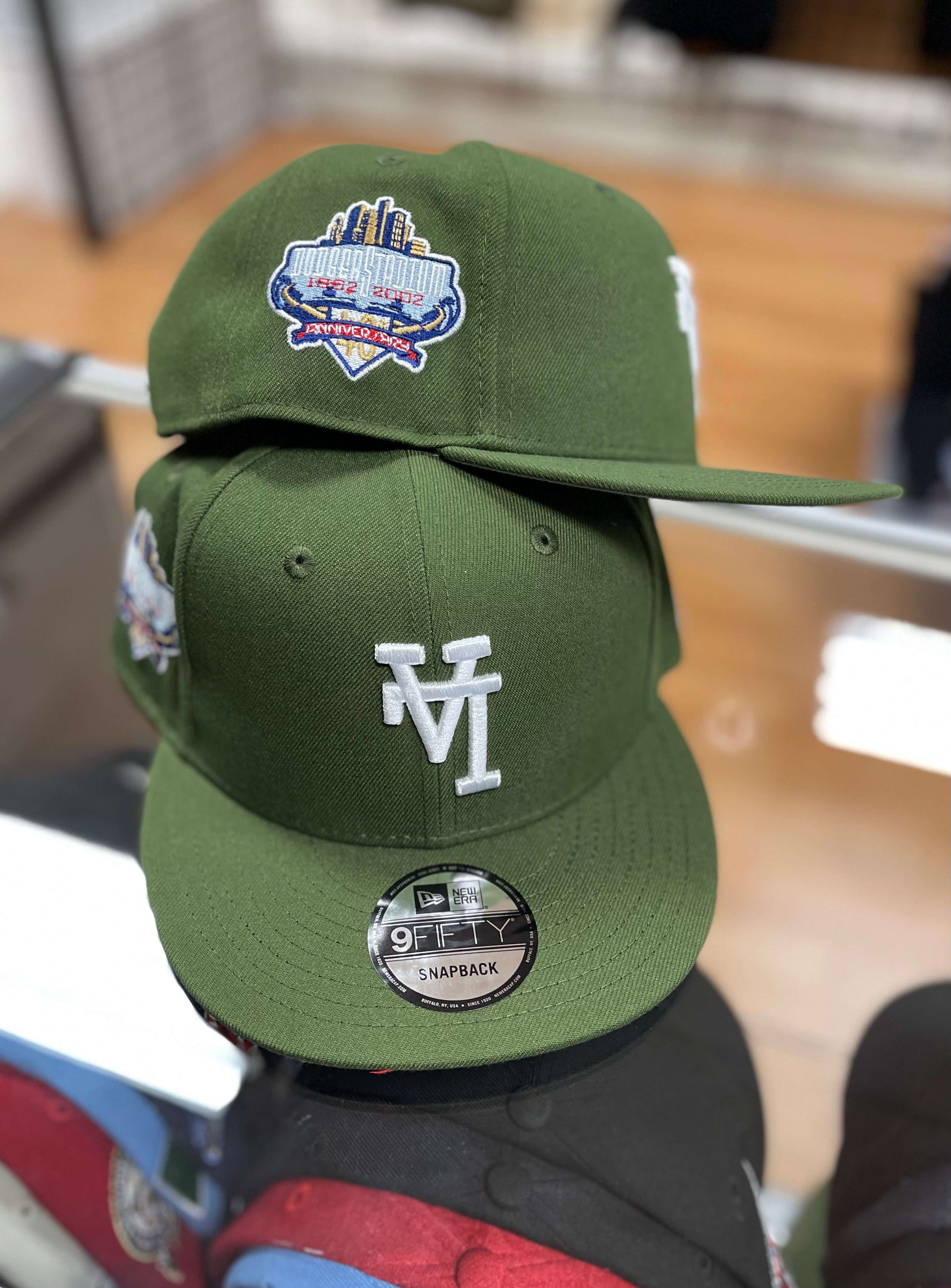Upside down LA snapback olive