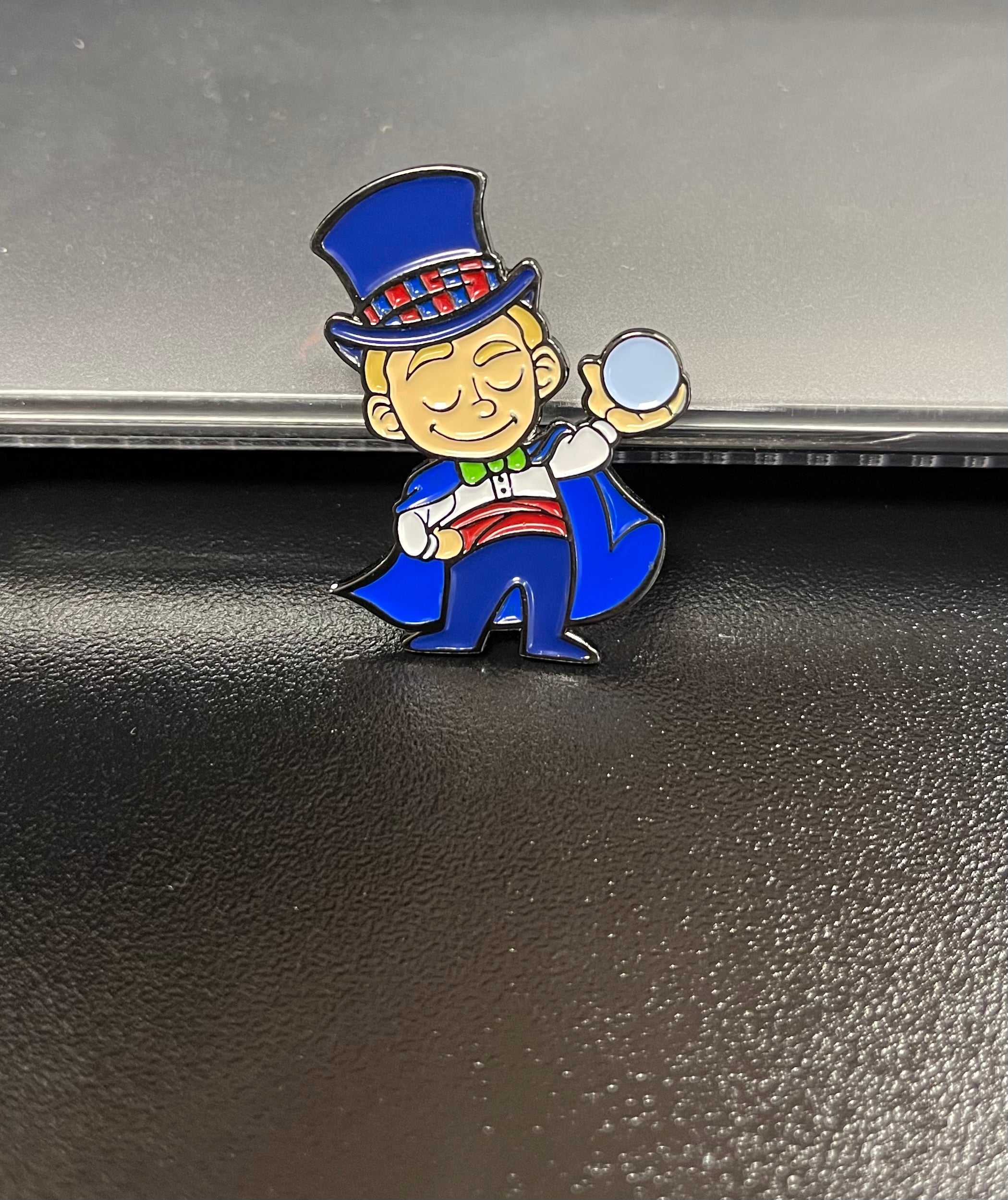 El mago hat pin